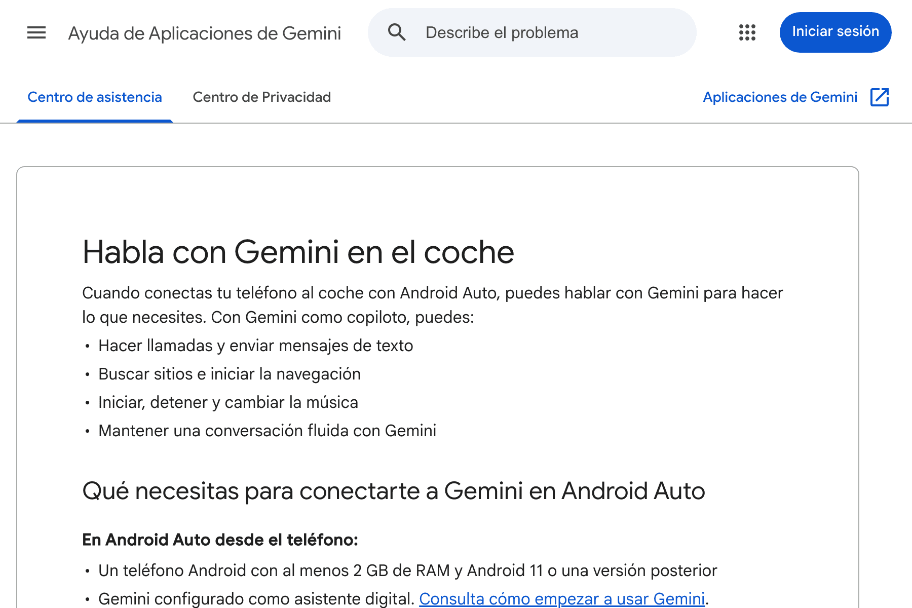 Captura de la página de ayuda de Google en español, con fondo blanco. Arriba, la barra «Ayuda de Aplicaciones de Gemini» con un buscador gris que dice «Describe el problema» y un botón azul «Iniciar sesión»; debajo, las pestañas «Centro de asistencia» y «Centro de Privacidad». Dentro de un recuadro de borde gris, el título grande «Habla con Gemini en el coche», un párrafo que empieza «Cuando conectas tu teléfono al coche con Android Auto» y una lista de cuatro puntos: hacer llamadas y enviar mensajes, buscar sitios e iniciar la navegación, controlar la música y mantener una conversación fluida con Gemini. Abajo, el subtítulo «Qué necesitas para conectarte a Gemini en Android Auto» y el requisito de un teléfono Android con al menos 2 GB de RAM y Android 11.
