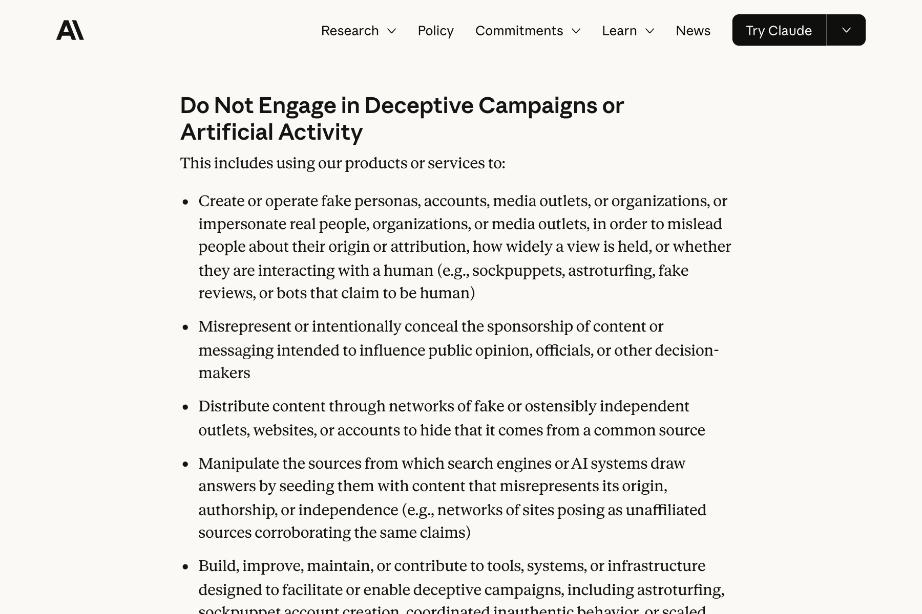 Captura de la política de uso de Anthropic en su web, con fondo crema y texto negro: arriba, el menú con «Research», «Policy», «Commitments», «Learn», «News» y el botón «Try Claude»; debajo, el título de la sección «Do Not Engage in Deceptive Campaigns or Artificial Activity» y cinco viñetas en inglés, entre ellas la que nombra las reseñas falsas y los bots que dicen ser humanos y la que prohíbe sembrar las fuentes de los buscadores y de los sistemas de IA con contenido que oculta su origen.