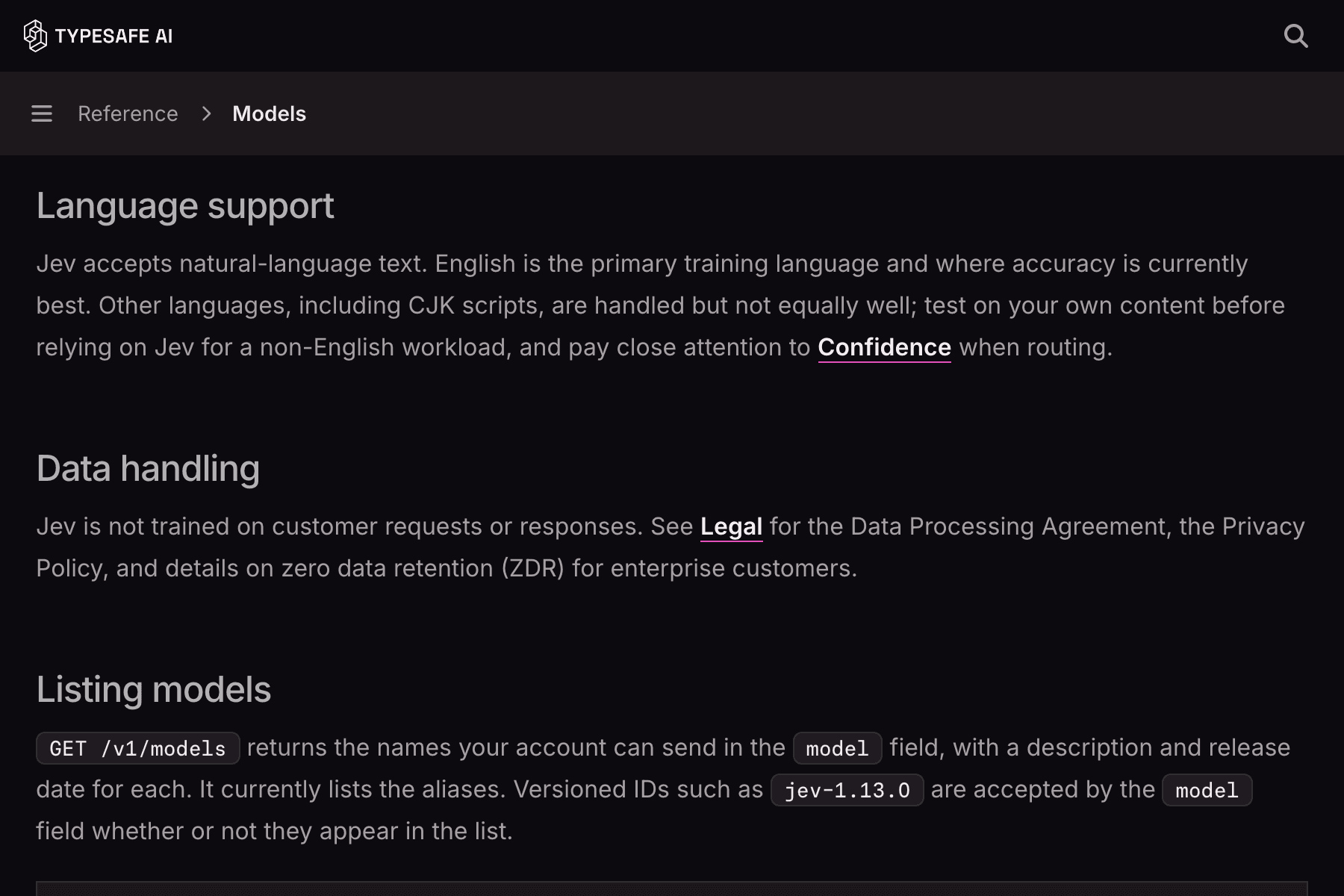Captura de la documentación oficial de TypeSafe AI, página Models, con dos apartados: «Language support», donde se lee que el inglés es el idioma principal de entrenamiento de Jev y donde su precisión es hoy mejor, y «Data handling», sobre el uso de los datos de los clientes. Texto claro sobre fondo negro.