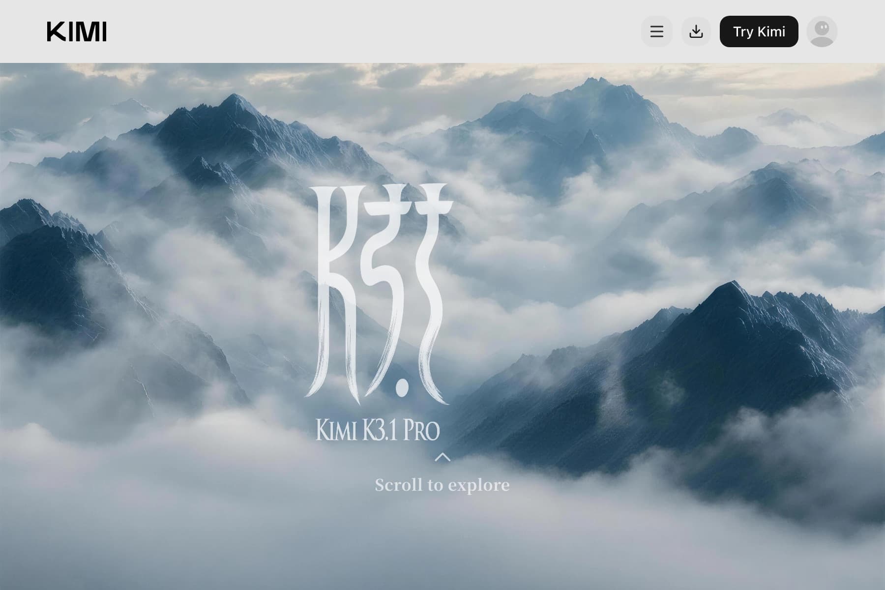 Captura de una página web. Arriba, sobre una franja gris claro, el logotipo «KIMI» en letras negras a la izquierda y, a la derecha, un botón con tres rayas, otro con una flecha de descarga, un botón negro redondeado con el texto «Try Kimi» y un avatar gris. Debajo ocupa todo el ancho una fotografía de montañas azuladas y nevadas que asoman entre un mar de nubes blancas. En el centro, en trazo blanco que imita una pincelada, las letras «K3.1» muy grandes; debajo, en blanco, «Kimi K3.1 Pro», una flecha hacia arriba y el texto en inglés «Scroll to explore».