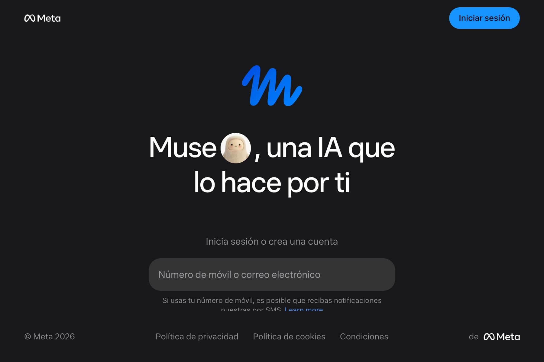 Captura de una página web de fondo negro. Arriba a la izquierda, el logotipo de Meta; arriba a la derecha, un botón azul que dice «Iniciar sesión». En el centro, un garabato azul con forma de eme y, debajo, el titular «Muse, una IA que lo hace por ti», con un muñeco blanco de cara sonriente incrustado entre las dos partes de la frase. Más abajo, el texto «Inicia sesión o crea una cuenta» sobre un campo gris vacío con el texto «Número de móvil o correo electrónico». En el pie, «© Meta 2026», tres enlaces legales y la palabra «de» junto al logotipo de Meta.