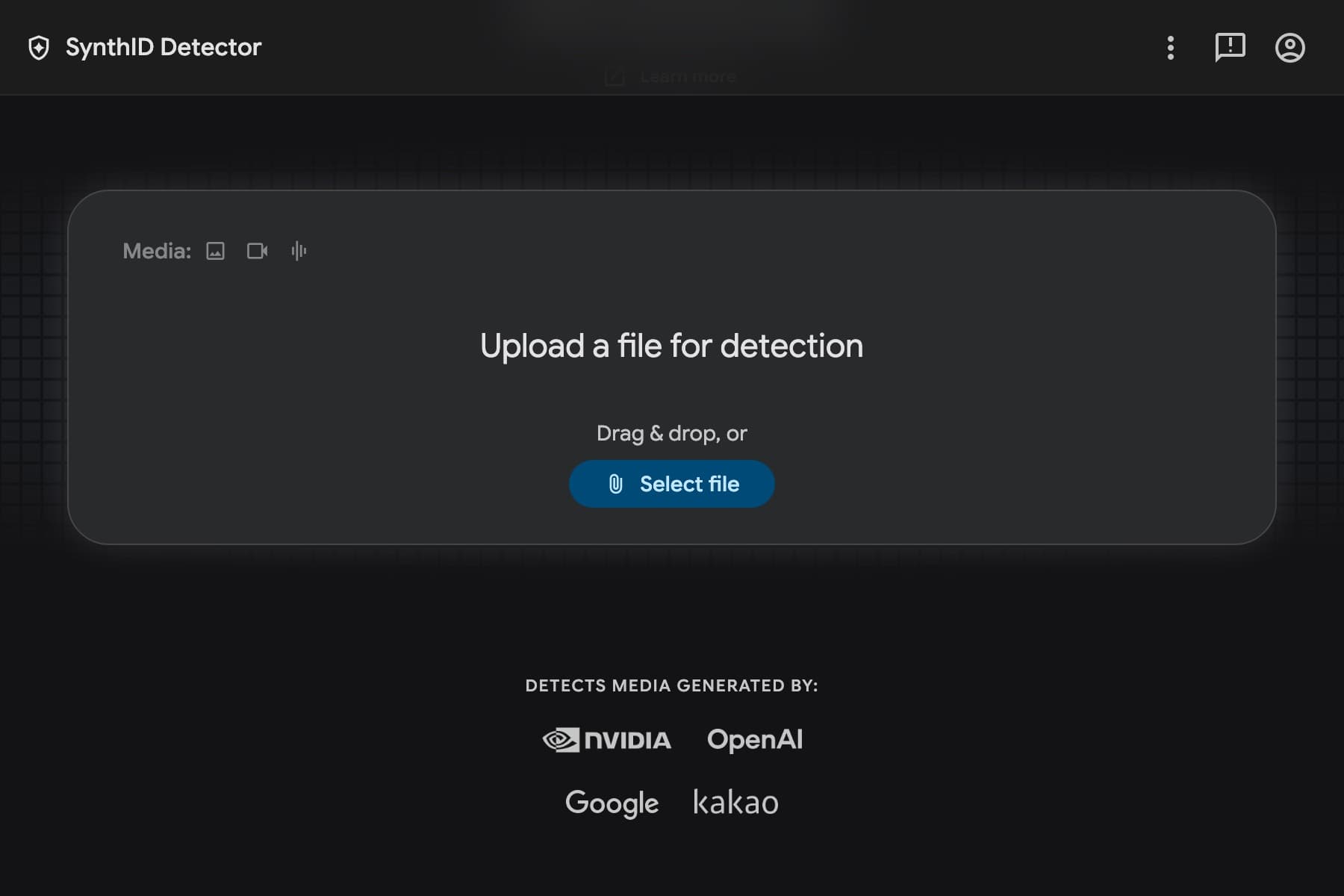 Captura de una página web de fondo negro. Arriba a la izquierda, un icono de escudo con una chispa dentro y el texto «SynthID Detector»; arriba a la derecha, tres iconos pequeños: tres puntos verticales, un bocadillo con una exclamación y un círculo con la silueta de una persona. En el centro, un recuadro grande de esquinas redondeadas con la etiqueta «Media:» seguida de tres iconos (una fotografía, una cámara de vídeo y una onda de sonido), el titular «Upload a file for detection», debajo el texto «Drag & drop, or» y un botón azul oscuro con un clip que dice «Select file». En la parte baja, sobre el fondo negro, el rótulo «DETECTS MEDIA GENERATED BY:» y cuatro logotipos en blanco y gris colocados en dos filas: NVIDIA y OpenAI arriba, Google y kakao debajo.
