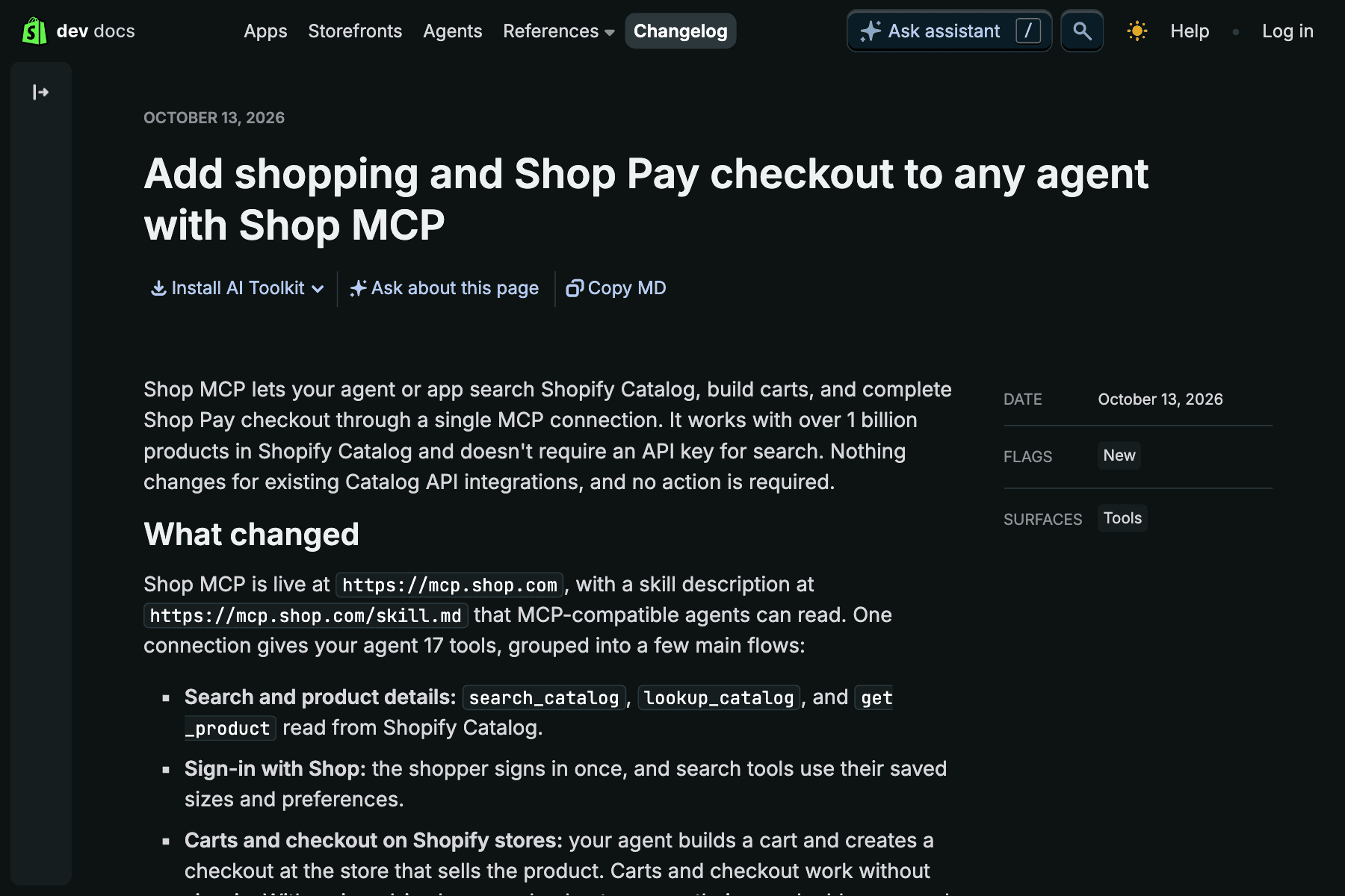 Captura de una página web de fondo negro muy oscuro. Arriba, la barra de navegación de «dev docs» de Shopify con la bolsa verde, las pestañas Apps, Storefronts, Agents, References y Changelog, un botón «Ask assistant» y los enlaces Help e Log in. Debajo, en gris, «OCTOBER 13, 2026» y el titular en blanco y negrita «Add shopping and Shop Pay checkout to any agent with Shop MCP», seguido de tres acciones: «Install AI Toolkit», «Ask about this page» y «Copy MD». A la derecha, una ficha con las filas DATE «October 13, 2026», FLAGS con la etiqueta «New» y SURFACES con la etiqueta «Tools». A la izquierda, el párrafo de entrada y el apartado «What changed», donde se leen en recuadro las direcciones https://mcp.shop.com y https://mcp.shop.com/skill.md y una lista de viñetas que empieza en «Search and product details».
